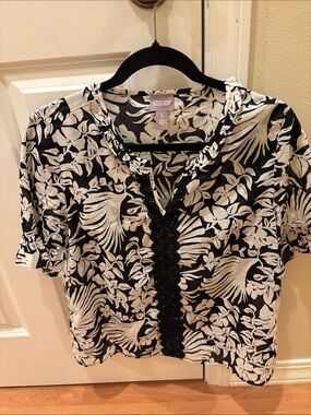 Chico's Black & White Tropical Leaf Short-Sleeve Blouse with Lace Trim
